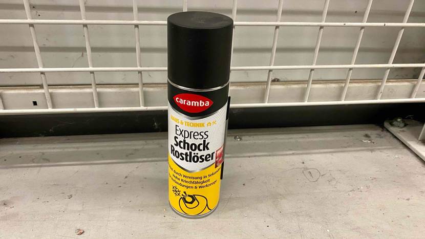 Eine Sprühdose mit getestetem Rostlöser der Marke Caramba in einem Verkaufsbereich.