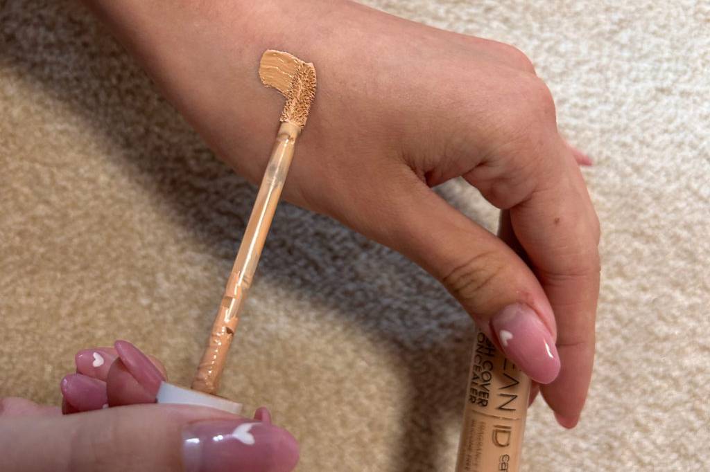 Catrice Clean High Cover Concealer auf einer Hand