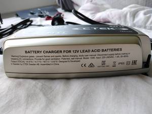 Autobatterieladegerät von unten