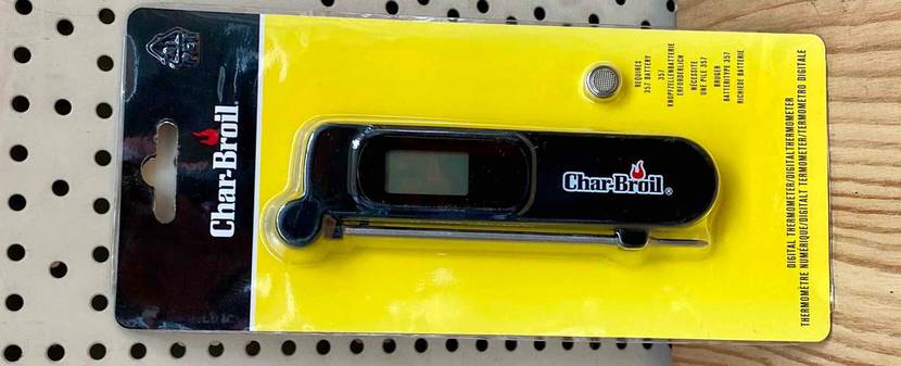 Nahaufnahme einer gelben Verpackung inklusive Knopfbatterie und digitalem Char-Broil Grillthermometer im Test.