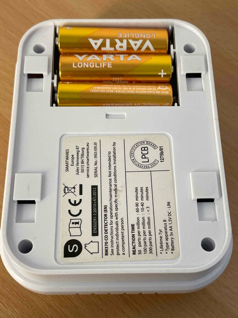 CO-Melder-Test: Blick auf die Rückseite mit Batteriefach und Herstellerinformationen.