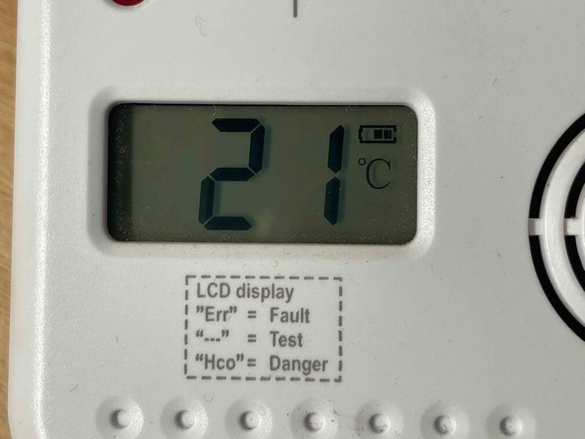 CO-Melder-Test: Detailansicht des Displays mit Temperatur- und Batteriestandsanzeige.