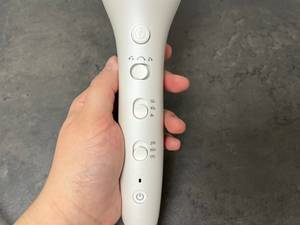 Suchen Sie einen leistungsstarken Curler mit vielen Einstellungsmodi? Auf dem Bild: das Modell StyleCare Prestige BHB878/00 von Philips.