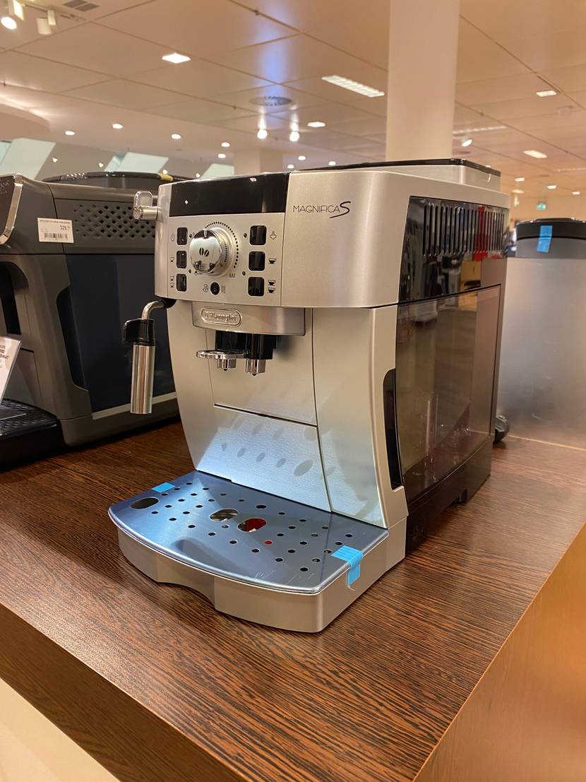 Eine getestete Espressomaschine von leicht seitlich auf einer Holzfläche stehend.