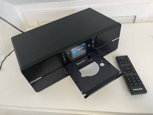 Hier zu sehen: das Digitradio mit CD-Player 371 CD IR der Marke Technisat inklusive Fernbedienung.