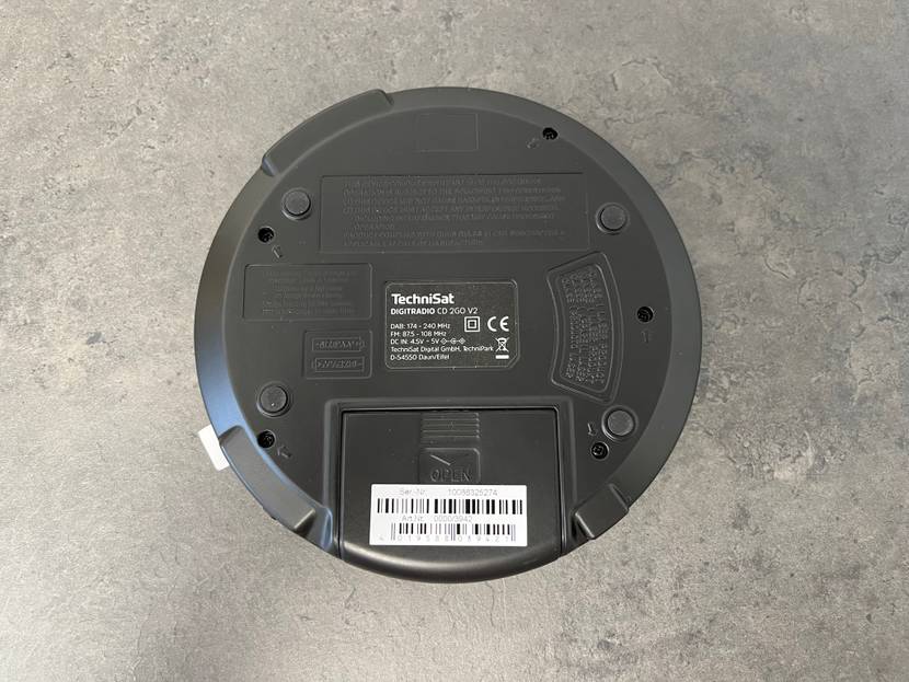 Der Batteriewechsel ist einfach und intuitiv. Einige CD-Player, wie der von TechniSat, sind sogar inklusive Netzteil erhältlich.
