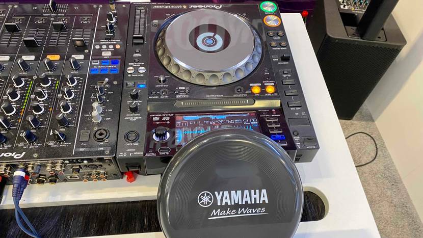 Ein getesteter DJ Controller auf einem weißen Tisch von oben.