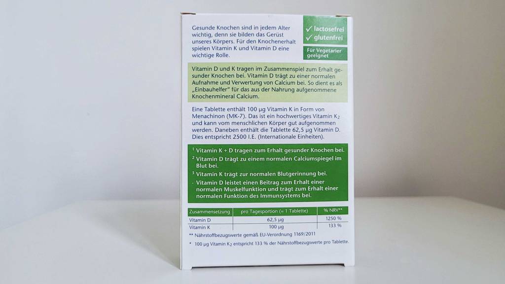 Eine Packung getestete Vitamin-D-Tabletten steht mit der Rückseite nach vorn in einem weißen Regal.