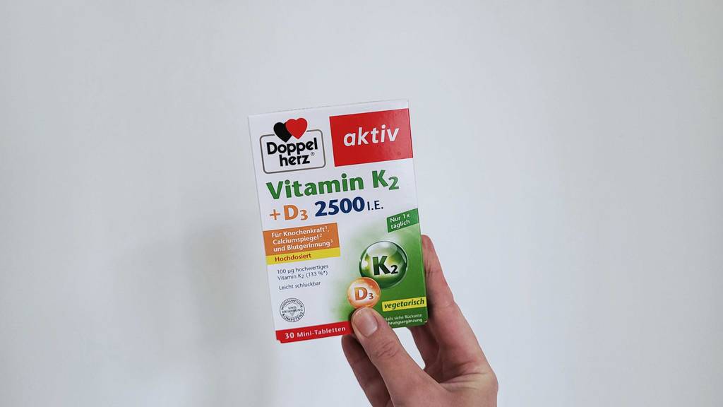 Eine Hand hält eine Packung von getesteten Vitamin-D-Tabletten.