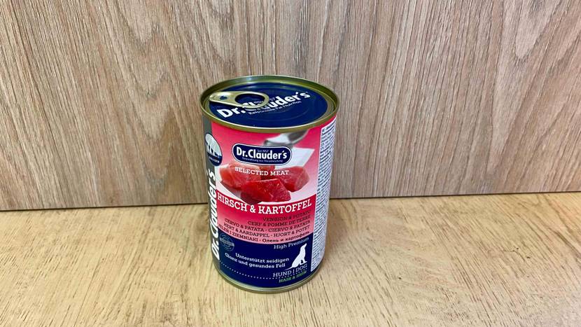 Nassfutter für Hunde getestet: Eine Dose von vorne auf einer Holzfläche stehend.