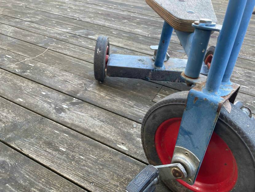 Dreirad getestet: Nahaufnahme des Vorderrades mit Pedal.