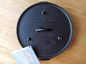 Dutch-Oven von Oben, Deckel mit Füßen