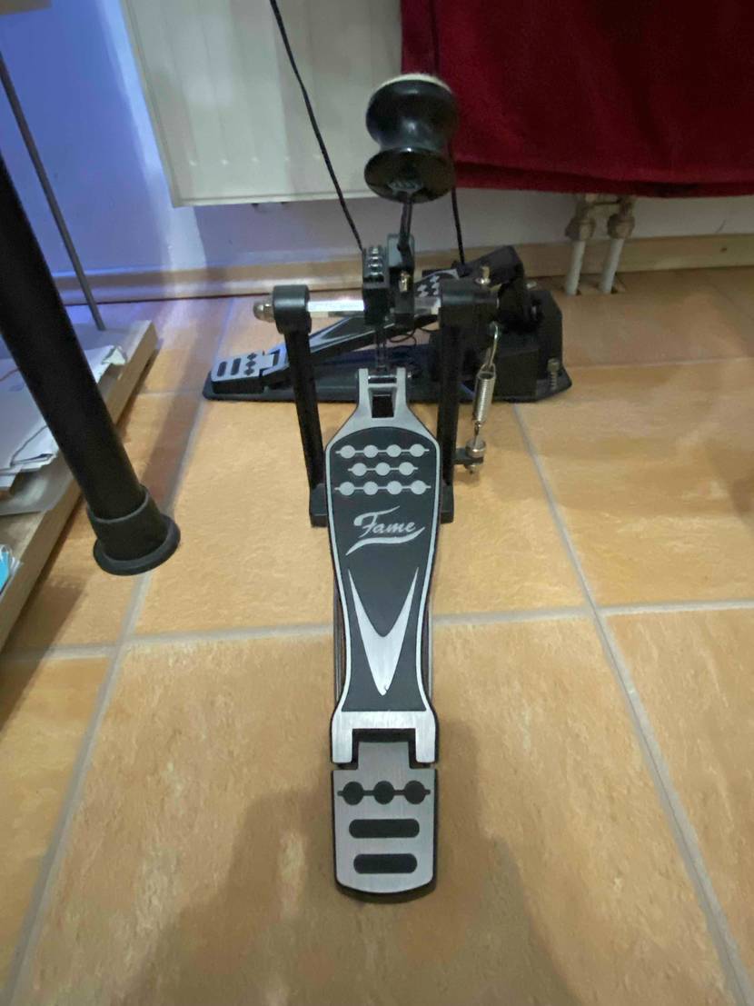 Auf dem Boden steht ein Fußpedal von einem getesteten E-Drums-Set.