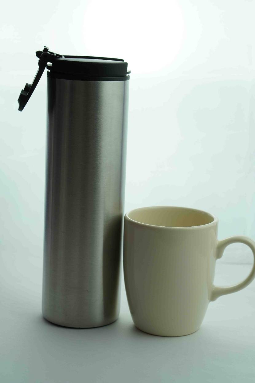 Thermoskanne getestet: Tasse und Thermoskanne stehen nebeneinander.