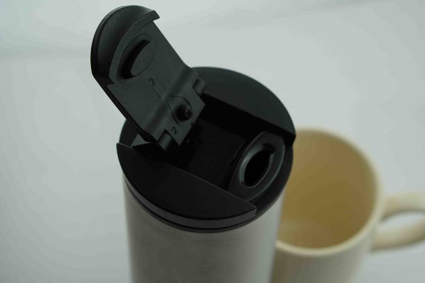 Thermoskanne im Test: Thermoskanne mit geöffnetem Verschluss steht neben einer Tasse.