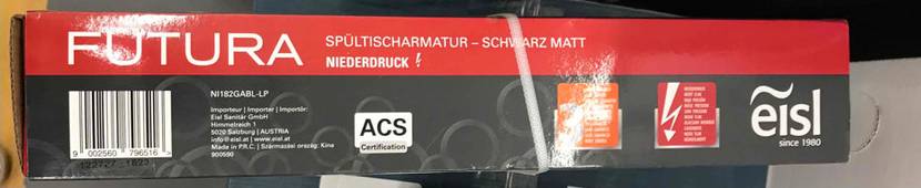 Ansicht der schmalen Seiten einer schwarz-roten Verpackung von einer Eisl Küchenarmatur im Test.