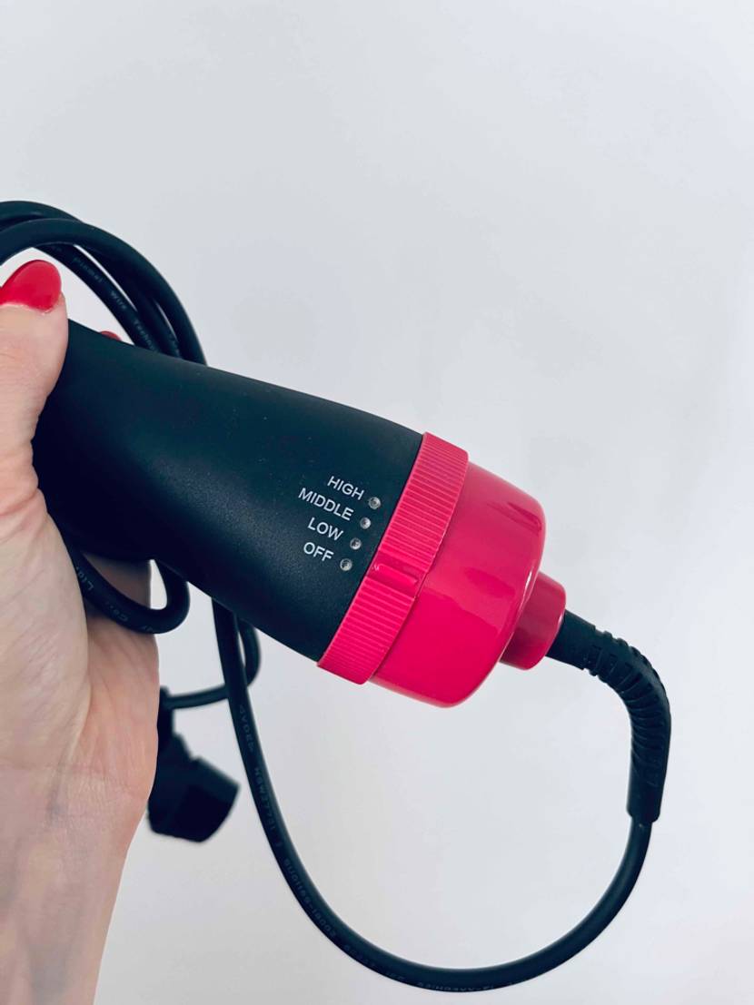 Unterteil mit Temperatureinstellung einer von einer Hand gehaltenen elektrischen Glättbürste zum testen.