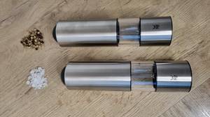 Auf dem Bild: die batteriebetriebene Salz- und Pfeffermühle im Set-06.6733.9990 der Marke Wmf.