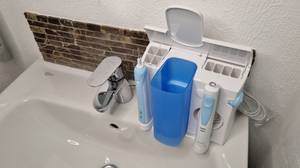 Die elektrische Zahnbürste mit Munddusche von Oral-B verfügt über einen abnehmbaren Wassertank, welcher eine einfache Reinigung ermöglicht.
