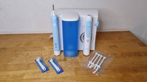 Die elektrische Zahnbürste mit Munddusche von Oral-B ist inklusive Zubehör erhältlich.