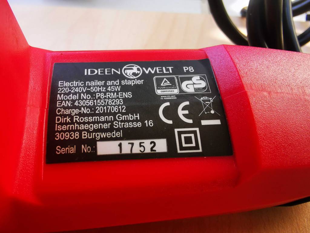 Auf einem getesteten Elektrotacker ist die Modelplakette mit Infos zum Hersteller aufgeklebt.