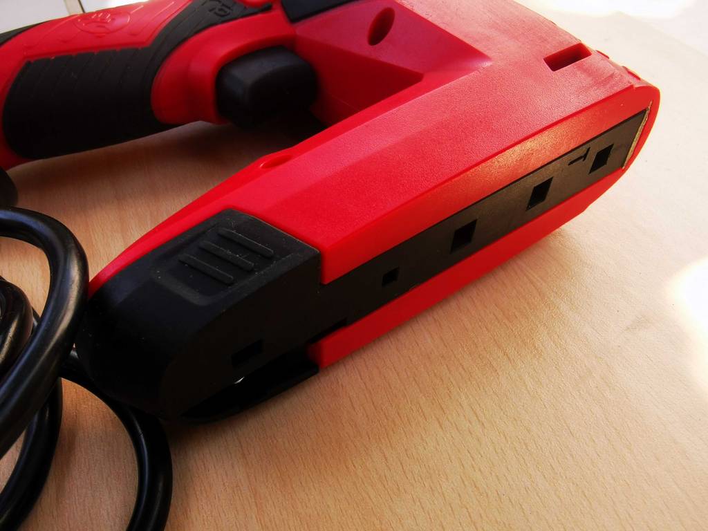 Blick auf die Klammernaufbewahrung eines Elektrotackers im Test.