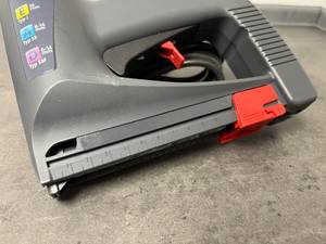 Der Elektrotacker J-105 von Novus verfügt über einen Schieberiegel mit Metermaß.