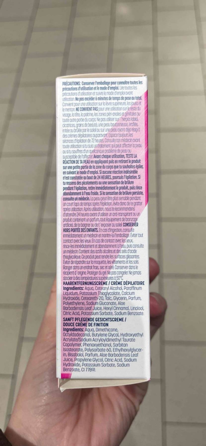 Auf einer Packungsseite von Enthaarungsmittel im Test stehen die Inhaltsstoffe.