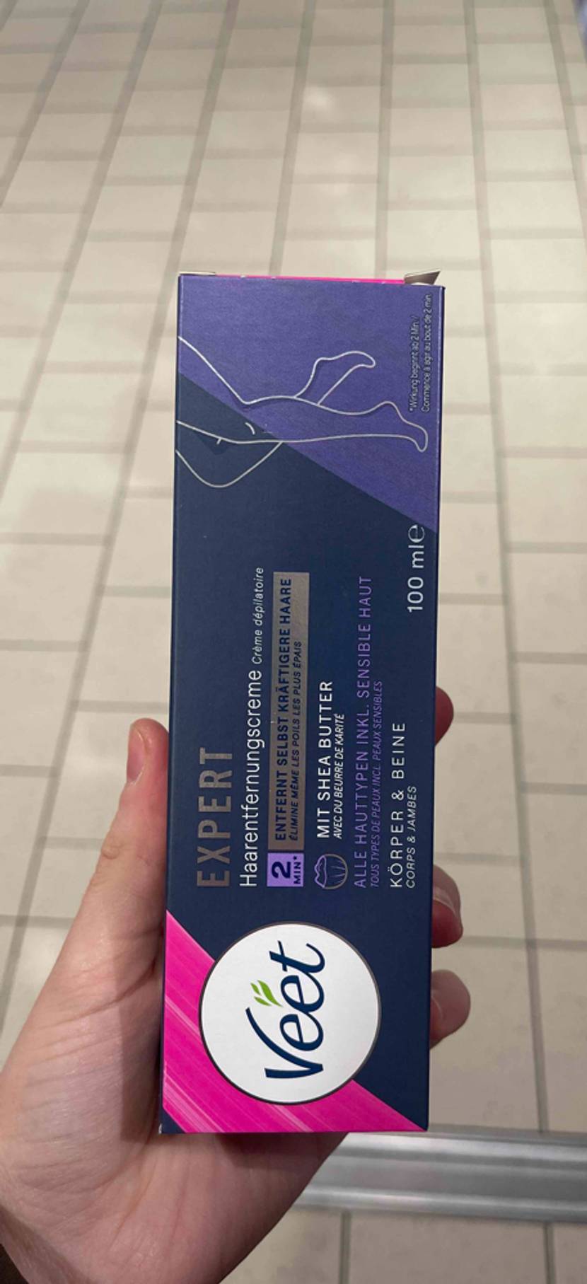 Auf der Verpackung von Enthaarungsmittel im Test stehen Informationen zum Produkt.
