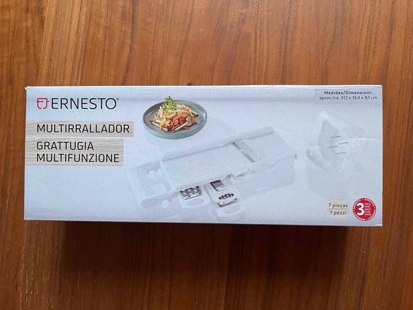 Verpackung eines getesteten Gemüsehobels von Ernesto liegt auf Holzfläche.