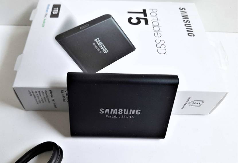 Eine getestete Externe SSD-Festplatte lehnt an ihrer Originalverpackung.