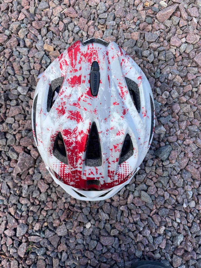 fahrradhelm in rot-weiß
