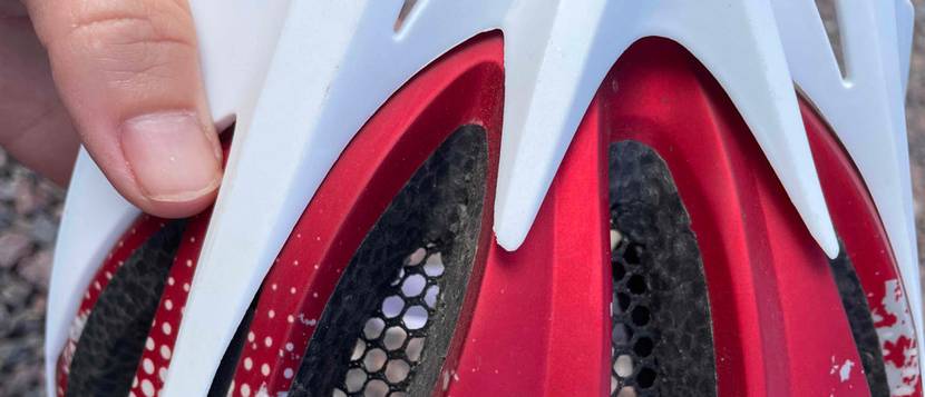 fahrradhelm in rot-weiß