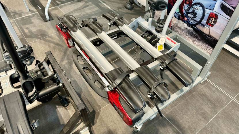 Getestet: Ein Fahrradträger-Anhängerkupplung von schräg oben in einem Ständer.