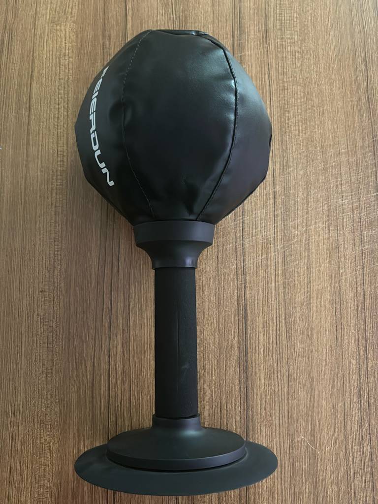 Im Test: Ein Punchingball im schwarzen Design der Marke Feierdun liegt auf einem Holtisch.