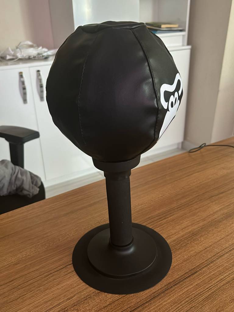 Getestet: Ein Punchingball im schwarzen Design steht im Büro auf einem Holtisch.