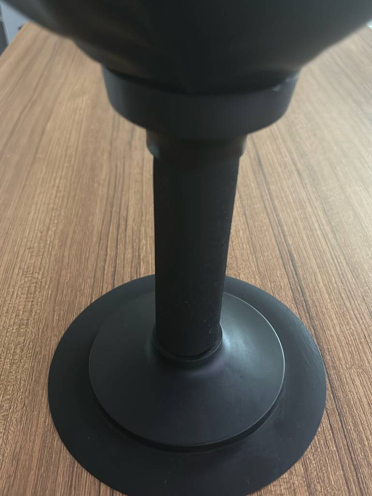 Detailansicht des Standfußes eines getesteten Punchingballs im schwarzen Design.
