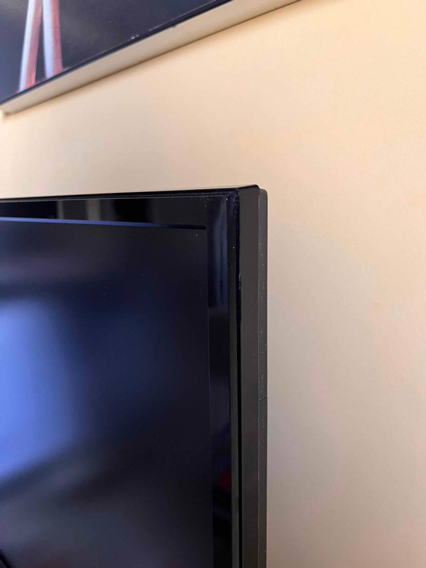 Fernseher getestet: Nahaufnahme der oberen rechten Ecke des Rahmens.