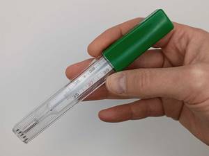Fieberthermometer in Hand