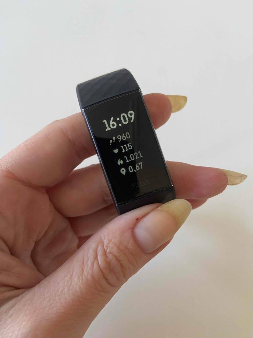 Display von einem getesteten Fitness-Armband. 