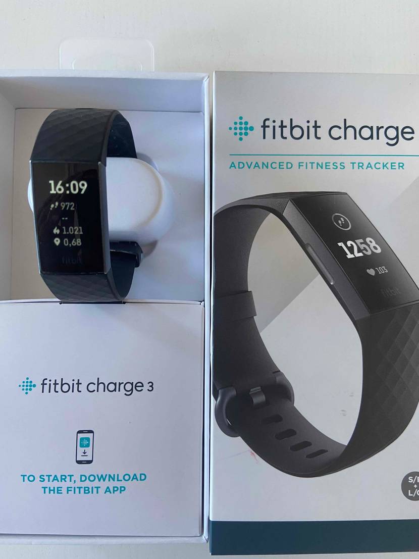 Getestetes Fitness-Armband befindet sich in der Verpackung. 