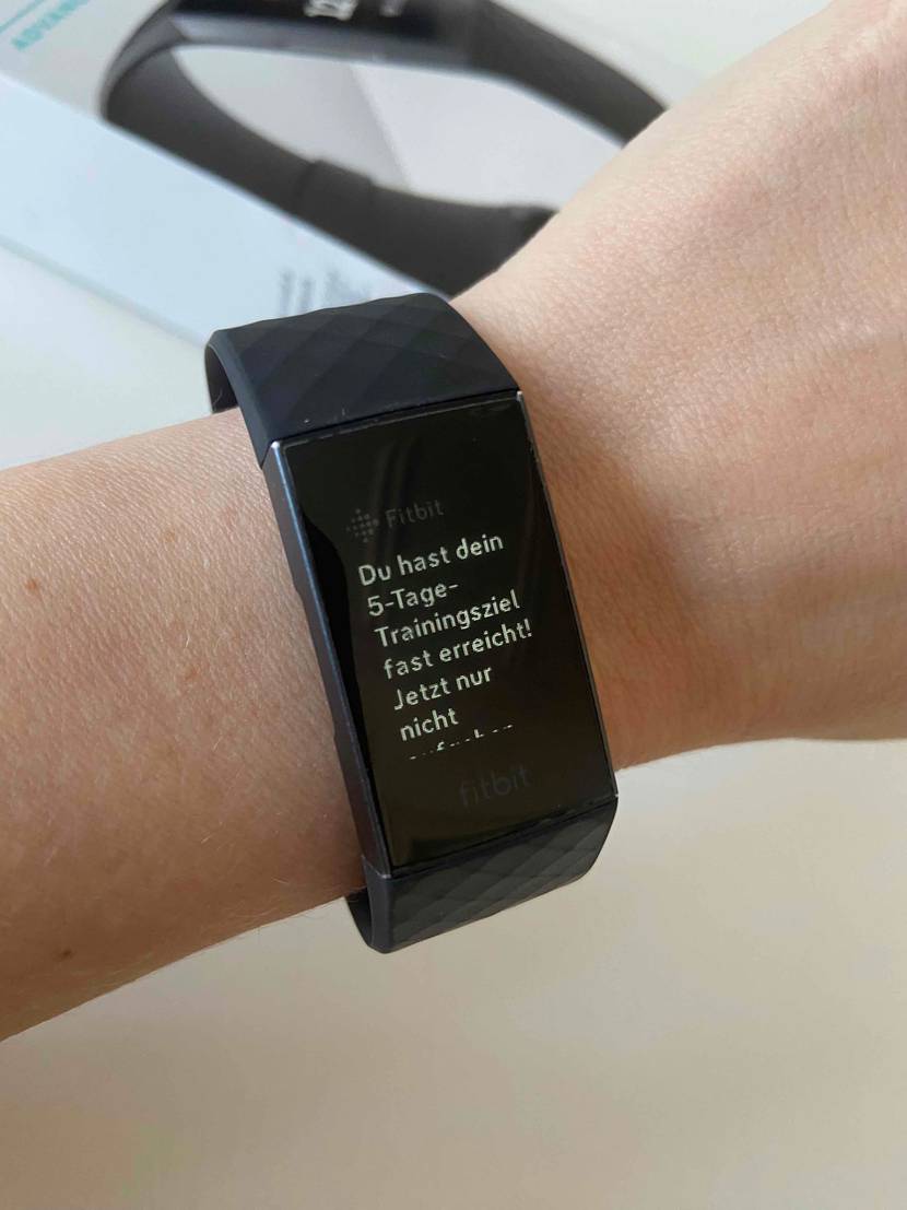 Getestetes Fitness-Armband liegt am Handgelenk an. 