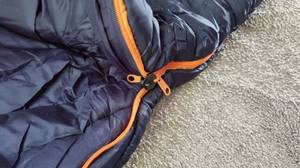 Schlafsack-Detailansicht Reißverschlüsse.