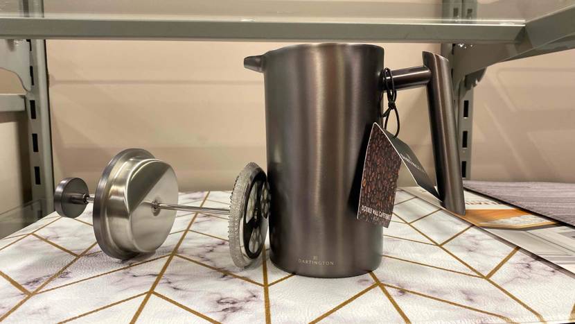Im Test: Neben der Kanne liegt der French-Press-Mechanismus (Stempel) in einem Regal.