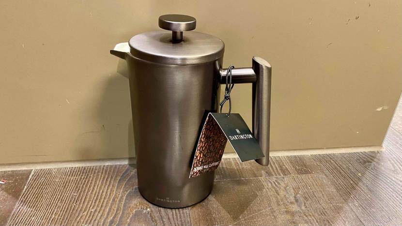 Eine getestete French Press vor einer beigen Wand.