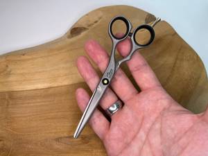 Hier zu sehen: eine Friseurschere der Marke Jaguar mit Fingerhaken – Modell Pre Style Relax 6.0.