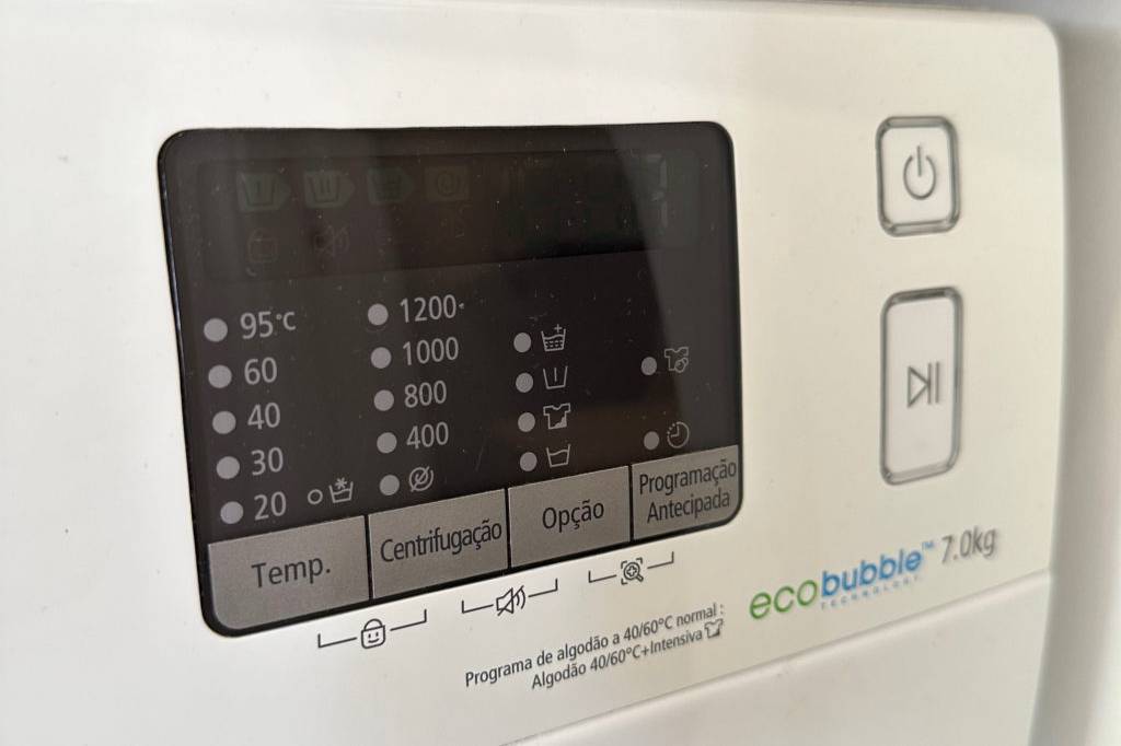 Ausgeschaltete Frontlader-Waschmaschine mit verschiedenen Programmen.