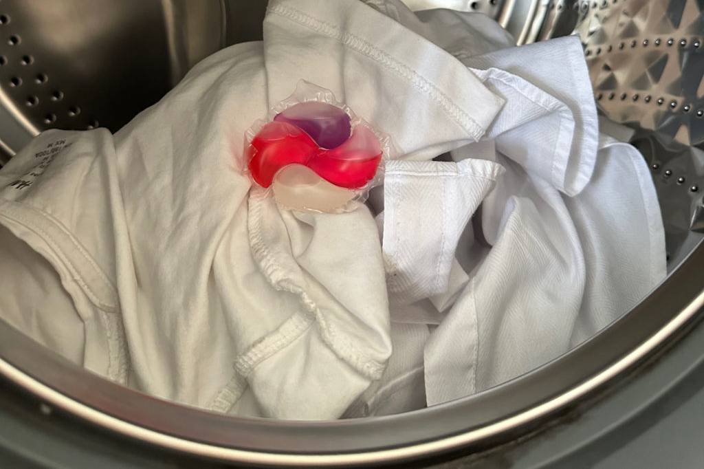 Innenraum einer Frontlader-Waschmaschine.