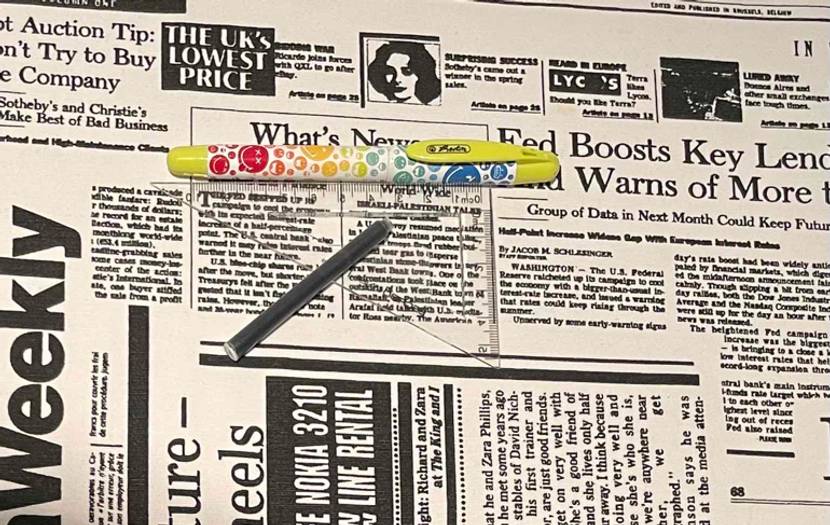 Füller im Test: Füller mit Patrone liegt auf einer Zeitung.