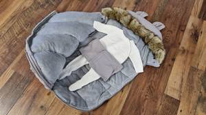 Fußsack mit Babykleidung.